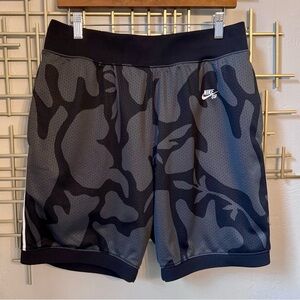 Nike SB Dri-Fit Camo Skate Shorts Mens Medium Athletic Streetwear